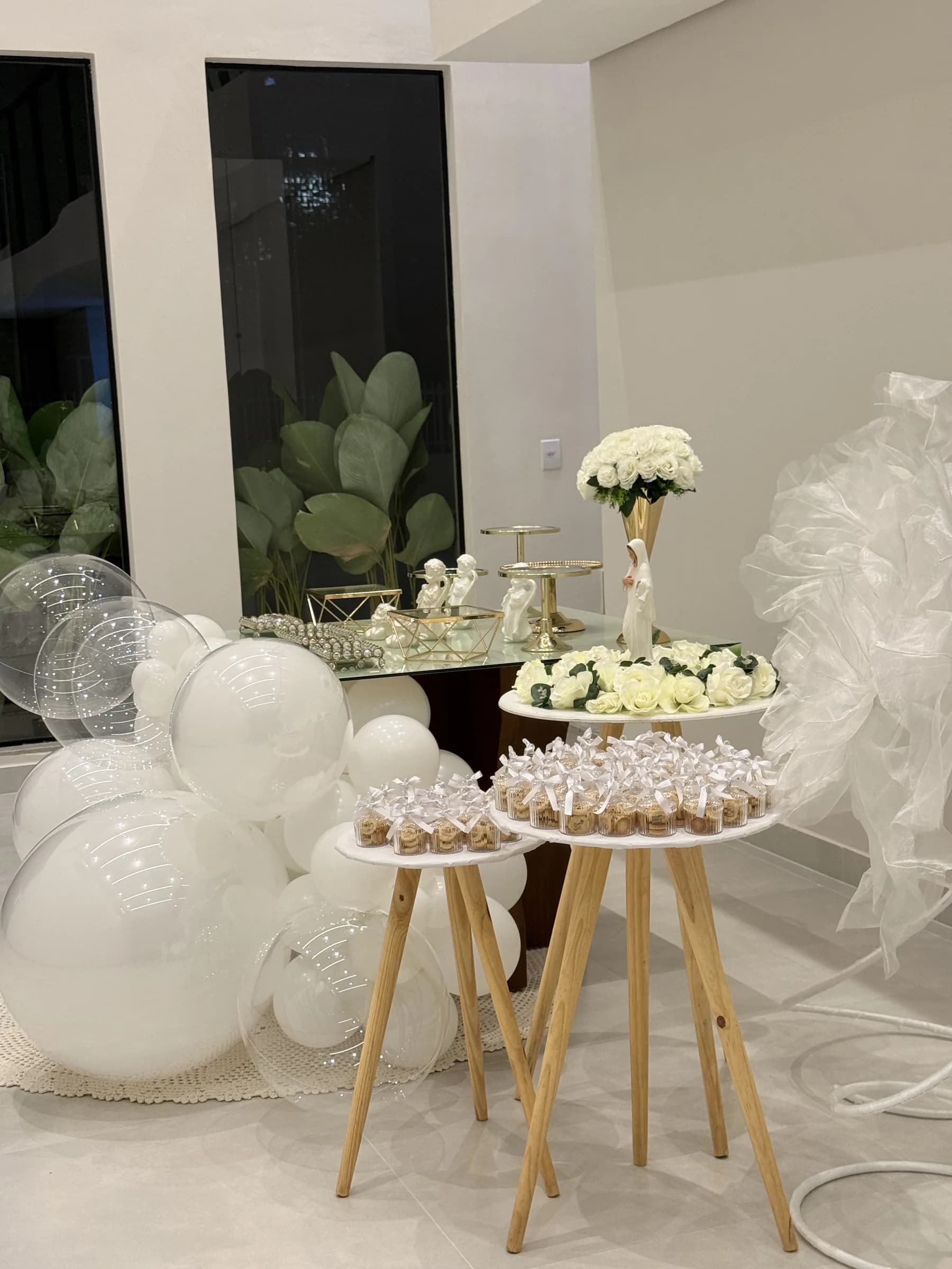 Mesa decorada com arranjos e doces em um evento na Dondoka Recepções