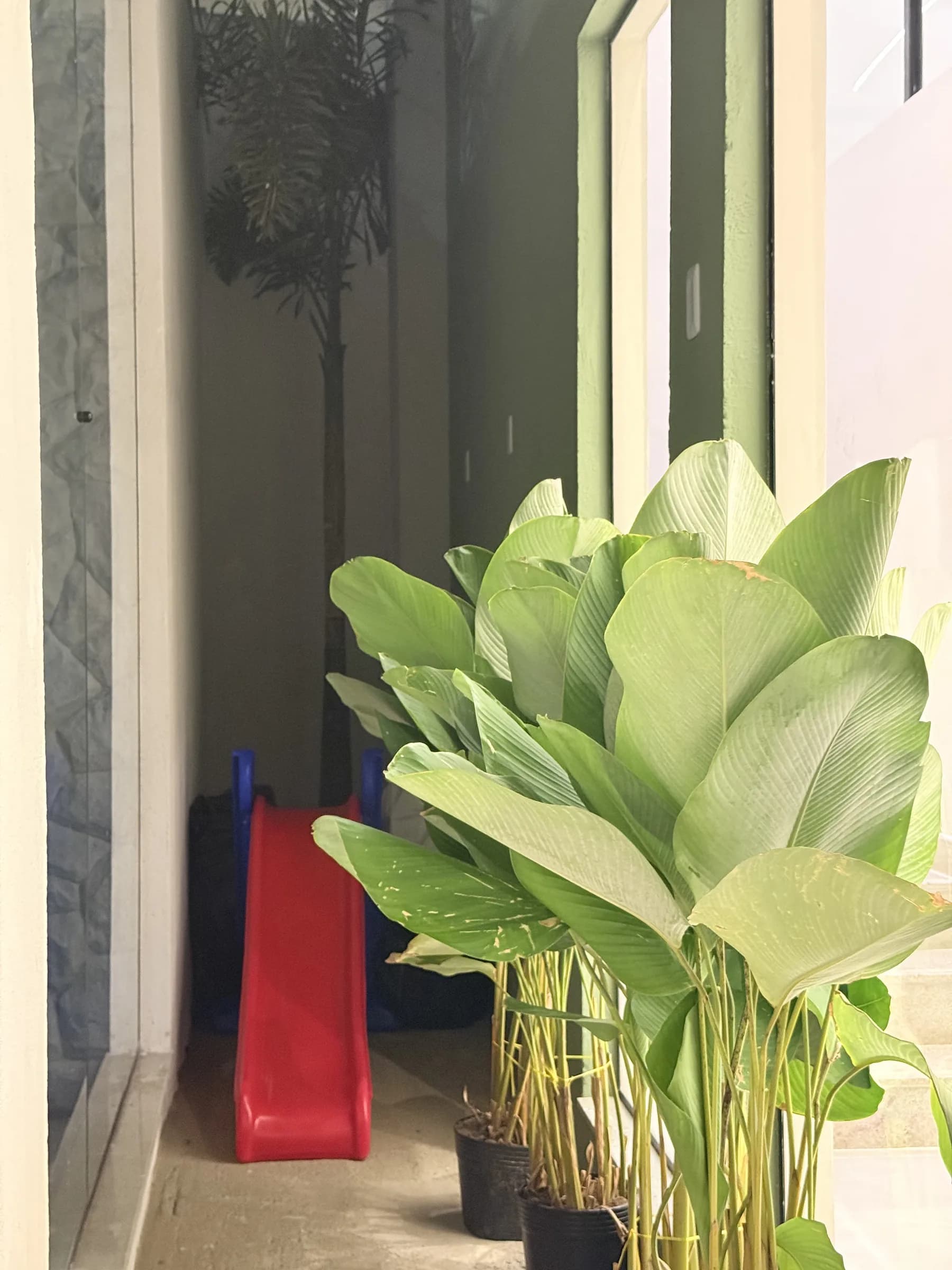 Área kids da Dondoka Recepções com brinquedos e escorregador